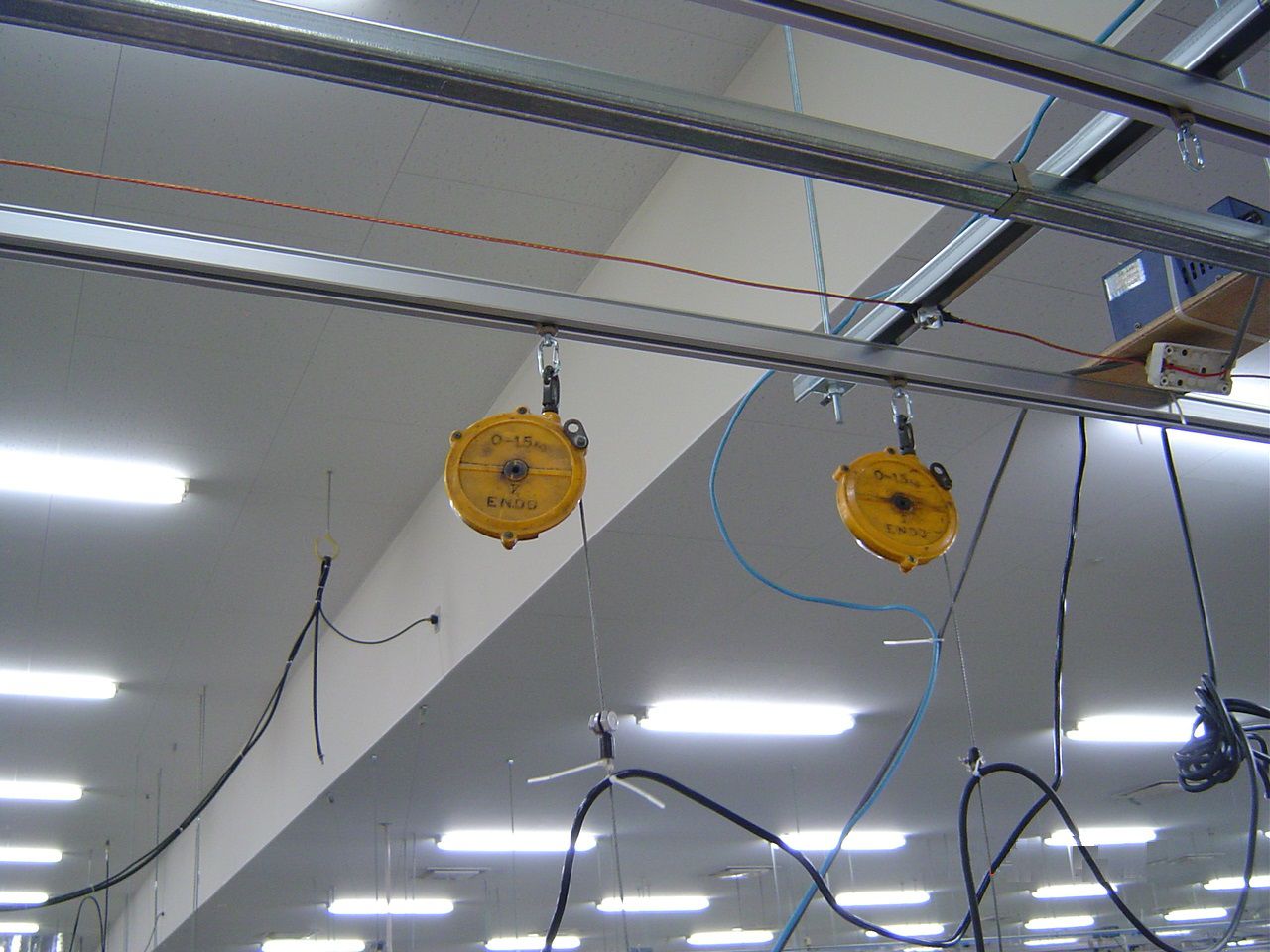 作業場の工具、配線を吊り下げてスペースを有効活用 | 岡田装飾金物株式会社